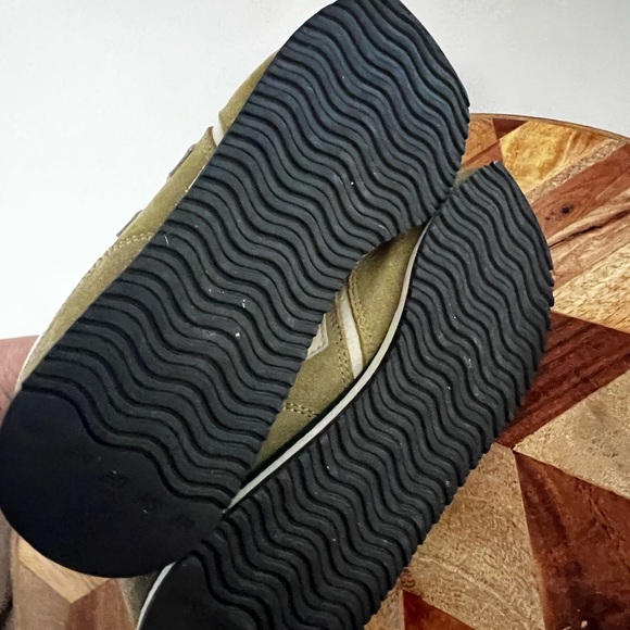 New Balance woman’s size 8 Olive and Beige Sneakers - Picture 8 of 10